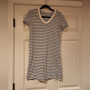 Universal Thread Blue and white striped short sleeve dress